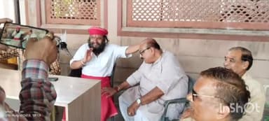 टीकमगढ़: जनपद टीकमगढ़ के पूर्व मंत्री यादवेंद्र सिंह के निवास स्थान ताल दरवाजा पर पहुंचे संत बबलू महाराज, दिया आशीर्वाद