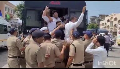 हरिद्वार: भाजपा अध्यक्ष जेपी नड्डा के दौरे का विरोध कर रहे NSUI व कांग्रेस कार्यकर्ताओं को पुलिस ने दूधाधारी चौक पर किया गिरफ्तार