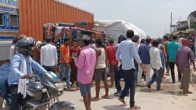 बदलापुर: उसरा बाजार में बाइक सवार को बचाने के चक्कर में अनियंत्रित होकर डिवाइडर से टकराकर पलटी मिनी ट्रक चालक घायल!