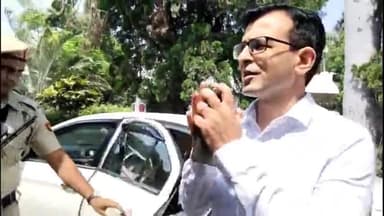 जगाधरी: अग्रसेन कॉलेज में रोटरी क्लब के कार्यक्रम में पहुंचे यमुनानगर पुलिस अधीक्षक मोहित हाण्डा दीप जलाकर कार्यक्रम की शुरुआत