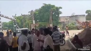 सुल्तानपुर: पयागीपुर रेलवे क्रॉसिंग बंद किए जाने पर स्थानीय लोगों ने जताया विरोध