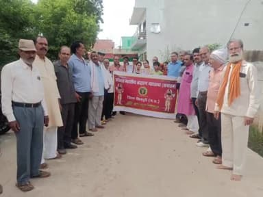 शिवपुरी नगर: छत्री रोड स्थित चित्रा नगर में अभा ब्राह्मण महासभा सनातन के द्वारा घर पर पहुंचकर समाज की बालिकाओं का किया गया सम्मान