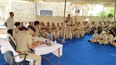 अजमेर: अजमेर की पुलिस लाइन में संपर्क सभा का किया गया आयोजन अजमेर रेंज आईजी और अजमेर पुलिस अधीक्षक चुनाराम जानी संपर्क सभा