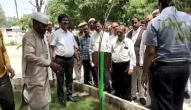 बांदा: कमिश्नर कार्यालय में कमिश्नर आर.पी. सिंह व अधिवक्ताओं ने किया वृक्षारोपण, लोगों से की वृक्षारोपण करने की अपील