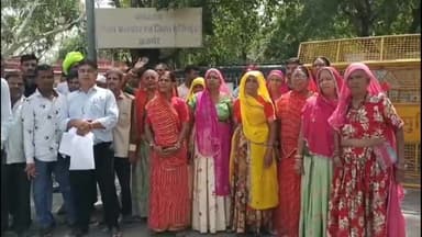 अजमेर: मोती कटला सब्जी मंडी विक्रेता पहुंचे कलेक्ट्रेट, सब्जी मंडी नहीं हटाने की मांग को लेकर कलेक्टर को सौंपा ज्ञापन