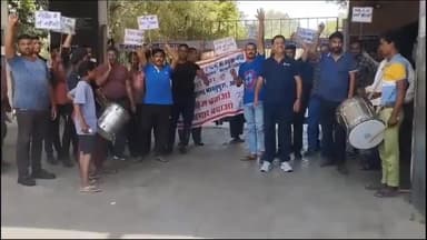 अजमेर: रोडवेज कर्मचारियों ने माखुपुरा कार्यशाला के बाहर ढोल बजाकर "ढोल बजाओ सरकार जगाओ" नारे के साथ किया प्रदर्शन