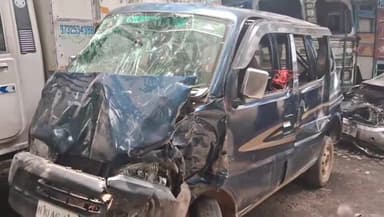 बगोदर: जीटी रोड माहुरी के पास ट्रक की  चपेट आने से स्कूली वैन हुआ दुर्घटनाग्रस्त,स्कूली बच्चे समेत 6 घायल