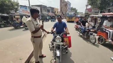 गोपालगंज: अंबेडकर चौक पर ट्रैफिक पुलिस ने चलाया वाहन जांच अभियान,65 हजार रुपए का वसूला गया जुर्माना