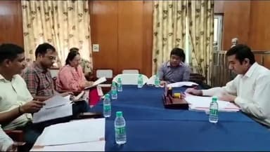 हाथरस: राष्ट्रीय लोक अदालत में राजस्व एवं अन्य विभागों के वादों के निस्तारण के संबंध में जनपद न्यायालय पर बैठक की गई आयोजित