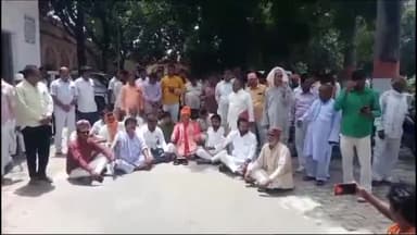 देेेवरिया: राष्ट्रीय पंचायती राज प्रधान संगठन ने कलेक्ट्रेट में प्रदर्शन कर CM के नाम का ज्ञापन CRO को सौंपा