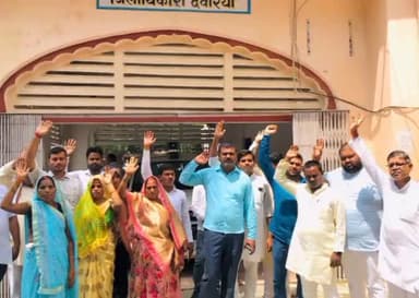 देेेवरिया: नगर पालिका परिषद गौरा बरहज के सभासद अध्यक्ष के खिलाफ हुए एकजुट, कलेक्ट पहुंचे DM को दिया ज्ञापन कि जांच की मांग