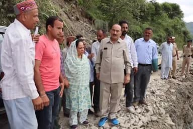 जलोग: सांसद प्रतिभा सिंह ने किया द्रंग क्षेत्र का दौरा, लोगों से की मुलाकात