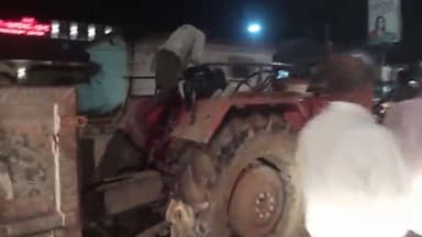 हाथरस: ओवर ब्रिज पर मलवे से भरा ट्रैक्टर खराब होने से घंटो लगा रहा जाम आने जाने वालों को करना पड़ा बड़ी दिक्कत होगा सामना