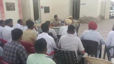 रावला: रावला पुलिस थाना में सीएलजी की बैठक आयोजित , नशे पर अंकुश के लिए पुलिस उपाधीक्षक ने आमजन से मांगा सहयोग
