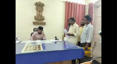 కావలి: బోగోలులో భూకుంభకోణాలపై న్యాయ విచారణ జరిపించాలని ఆర్డీవో కార్యాలయం వద్ద దళిత సంఘర్షణ సమితి జిల్లా అధ్యక్షుడు మల్లి నిరసన