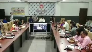 रतलाम नगर: कलेक्ट्रेट सभाकक्ष में आयोजित समय सीमा पत्रों की समीक्षा बैठक में कलेक्टर ने संबंधित अधिकारियों को दिए आवश्यक निर्देश