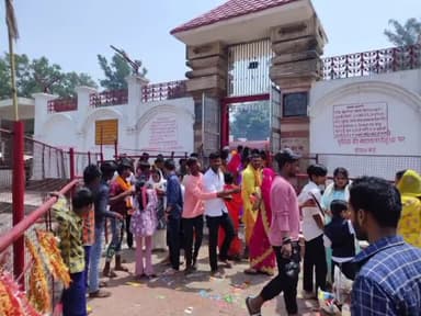 बरौली: गौमाला पूजा को लेकर नक्टो थावे सहित सभी देवी मंदिरों में उमड़ी भक्तों की भीड़, भक्तों ने की पूजा अर्चना