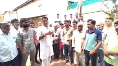 बैरसिया: ग्राम चंदेरी में कांग्रेस नेता रामभाई मेहर ने बिजली के झूठे प्रकरण को लेकर किसानों से की चर्चा