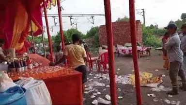 सभी कमरिया को फल,शरबत वितरण करते #महाराजपुर के बाबा मोती नाथ सेवा ट्रस्ट का कार्यकर्ता 

#baba_moti_nath_seva_trust