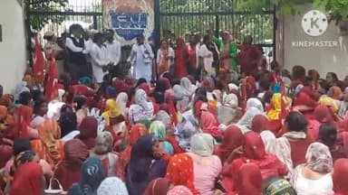 सोनीपत: लघु सचिवालय परिसर में आशा वर्करों का जोरदार विरोध प्रदर्शन, मुख्य गेट पर बैठकर जमकर की नारेबाजी