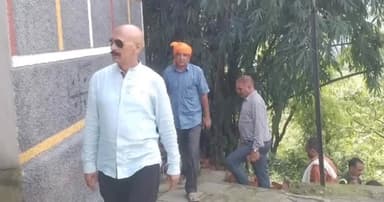 खुंडियां: पूर्व मंत्री ठाकुर रविन्द्र सिंह रवि ने कुराल में लिया नुकसान का जायजा, प्रभावितो से मिले