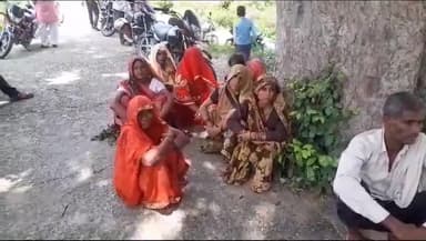 बदायूं: खेत की रखवाली करने गए किसान की धमेई गांव में ट्रेन से कटकर हुई मौत, पुलिस ने शव का कराया पोस्टमार्टम