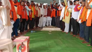 बोडला: ग्राम रेंगाखार में बिहार के पूर्व मंत्री व विधायक आलोक निरंजन झा के समक्ष 35 कांग्रेस के कार्यकर्ता भाजपा में हुए शामिल