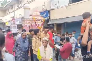 धरमपुरी: चालीसवें के मौके पर धरमपुरी नगर के मुख्य मार्गों से निकला ताजियों का जुलूस, राजबाड़ा चौक में घुमाया अलाव