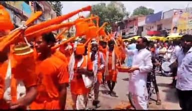 टीकमगढ़: शहर के स्टेट बैंक चौराहे पर पूर्व विधायक केके श्रीवास्तव की कांवड़ यात्रा का बीजेपी नेताओं ने किया स्वागत