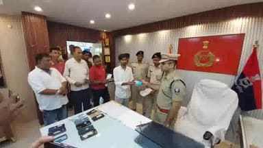 गोपालगंज: गोपालगंज एसपी ने ऑपरेशन मुस्कान के तहत बांटे 78 लोगों को मोबाइल फोन सभी के चेहरे पर दिखी खुशी