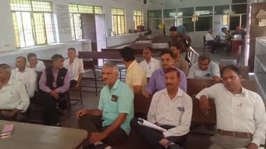 हाथरस: हापुड़ में अधिवक्ताओं के ऊपर हुए लाठीचार्ज को लेकर सदर तहसील पर रेवेन्यू बार एसोसिएशन अधिवक्ताओं ने की आपातकालीन बैठक