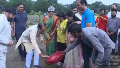 हुज़ूर: मुख्यमंत्री शिवराज सिंह चौहान ने श्यामला हिल्स स्थित उद्यान में गुलमोहर, सारिका इंडिका और मीना के पौधें रोपे