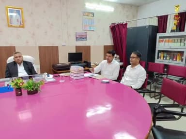 जमुई: जिला विधिक सेवा प्राधिकार ऑफिस में अध्यक्ष धर्मेंद्र कुमार की अध्यक्षता में राष्ट्रीय लोक अदालत के मद्देनज़र हुई बैठक