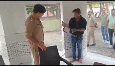इटावा: एसएसपी आवास में निकला पांच फीट लंबा घोड़ा पछाड़ सांप, सर्पमित्र ने रेस्क्यू कर सांप को पकड़ा