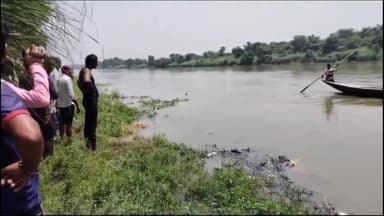 शाहगंज: पिलकिच्छा घाट पर मौत के 11वें दिन पोस्टमार्टम के लिए निकाला गया बालक का शव, पुलिस मौके पर रही मौजूद