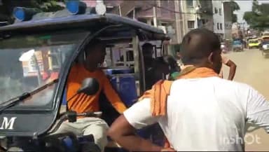 लखीसराय: सदर ब्लॉक व टाउन थाना के बीच सड़क पर ई-रिक्शा पलटने से 4 लोग हुए घायल