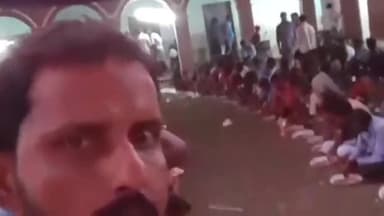 केिशनपुर: प्राथमिक विद्यालय दुबियाही में बाढ़ पीड़ित आश्रित परिवारों के लिए चल रहा सामुदायिक किचन