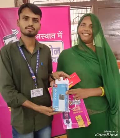 जालौर: जालोर में इंदिरा गांधी स्मार्ट फोन योजना के तहत लाभार्थियों को बांट रहे मोबाइल।
