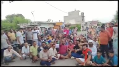 ਪਠਾਨਕੋਟ: ਜਨਿਆਲ ਵਿਖੇ 4 ਦਿਨ ਪਹਿਲਾਂ ਸ਼ਕੀ ਹਲਾਤਾਂ ਵਿਚ ਮਹਿਲਾ ਦੀ ਹੋਈ ਮੌਤ ਤੋਂ ਬਾਅਦ ਪੀੜਿਤ ਪਰਿਵਾਰ ਨੇ ਜਨਿਆਲ ਸੜਕ ਤੇ ਉਤਰ ਕੇ ਲਗਾਈ ਇਨਸਾਫ ਦੀ ਗੁਹਾਰ