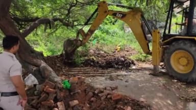 कैराना: एलम में रेलवे अधिकारियों ने जेसीबी लगाकर हटवाया अतिक्रमण