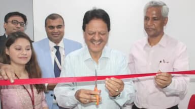 मुरादाबाद: डीएम शैलेंद्र कुमार सिंह ने मझोला स्थित मंडी समिति के सामने एक्सिस बैंक की नई शाखा की ओपनिंग की