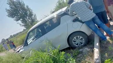 मोरनी: कम्बाला गांव के पास एक अनियंत्रित कार बिजली के खम्भों से टकराई , बाल-बाल बचे कार सवार लोग