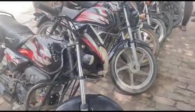 इटावा: मऊ दरवाजा थाना क्षेत्र में पुलिस ने 3 जनपदों के बाइक चोर गिरोह के 4 सदस्यों को 10 चोरी की बाइक समेत किया गिरफ्तार