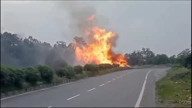 हज़ारीबाग: चरही घाटी के यूपी मोड़ के पास तेल का टैंकर पलट गया। टैंकर के पलटते ही भीषण आग लग गई