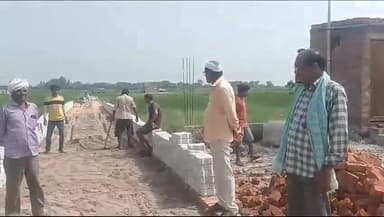 भदोही: अभोली सेमराहरीकरनपुर मार्गकई वर्षों सेजर्जर जो भारतीय किसान मजदूर यूनियनसंघ की मांग पररास्ते को बनाने करने का कार्य शुरू