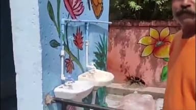 उज्जैन शहर: क्षीरसागर शौचालय पर नगर निगम ने स्वच्छता टीम आने से पहले रखा सामान, टीम जाने के बाद सामान उठाया