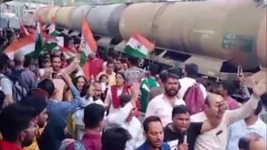 उज्जैन शहर: रेलवे स्टेशन पर लोको पायलट को पदोन्नति देकर इंदौर स्थानांतरण करने के आदेश के विरोध में कर्मचारियों ने किया प्रदर्शन