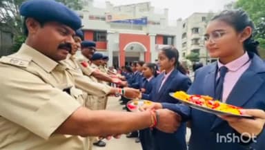 મણિનગર: ખોખરામાં પોલીસને સ્કૂલની વિધાર્થીનીઓએ રાખડી બાંધીને રક્ષાબંધનની કરી ઉજવણી