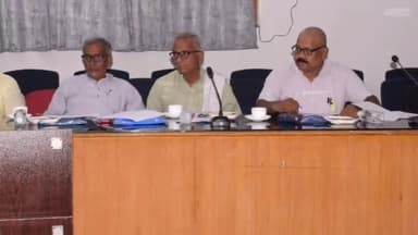 मोतिहारी: मोतिहारी के डॉ राधाकृष्णन सभागार में मतदान केन्द्रों के युक्तिकरण को लेकर की गई समीक्षा बैठक