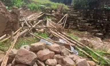 नगरोटा सूरियां: डोलवां में भूस्खलन से गिरी गौशाला,  एक मकान भी गिरने की कगार पर